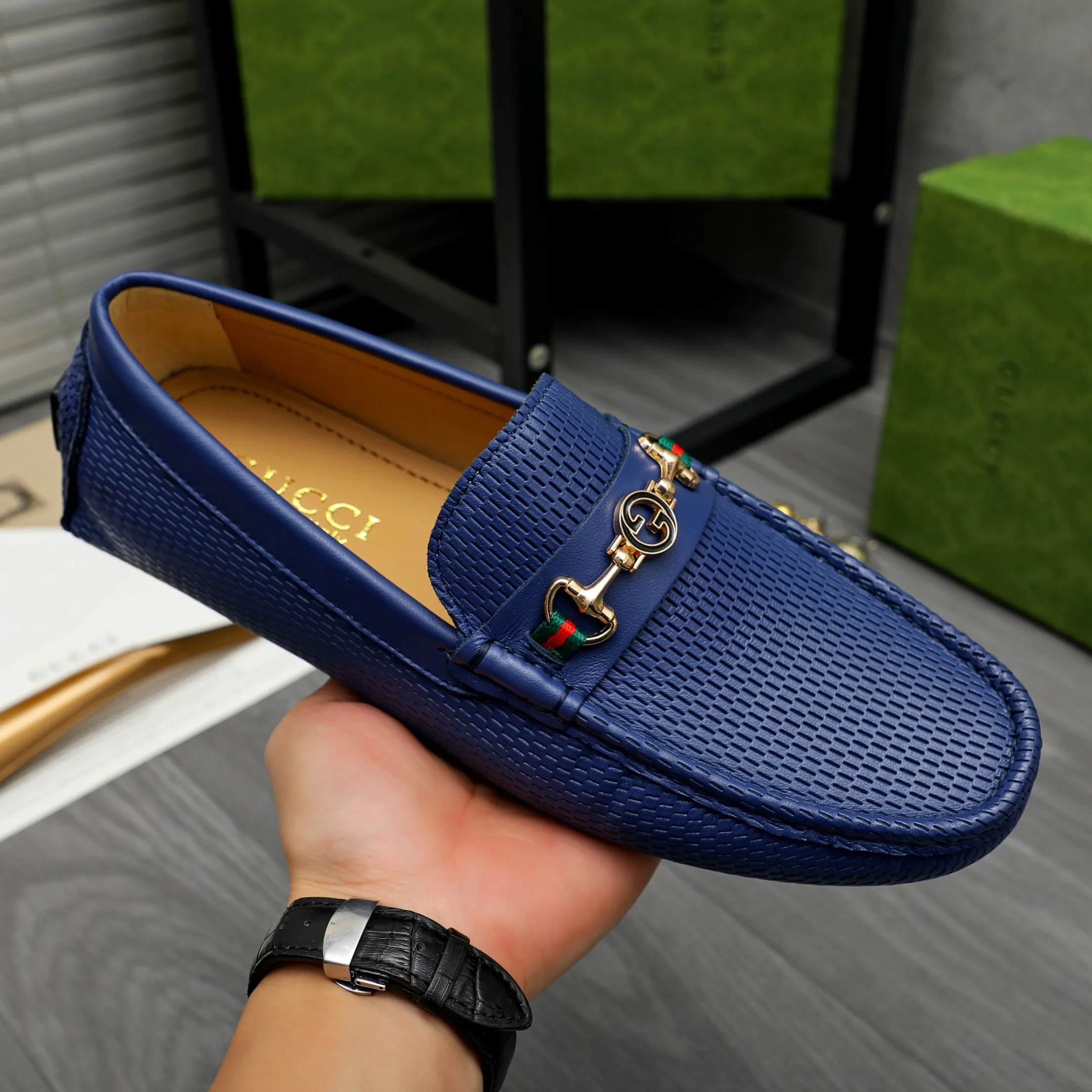 P420 Product trademark: GUCCI (Gucci) casual slip-on men's shoes Regular size: 38-44 Product materials: Selected hollow cowhide upper, sheepskin lining, original rubber outsole